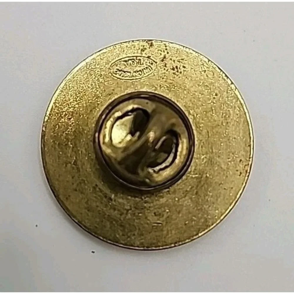 Vintage Raleigh‎ Capitals Hockey Lapel Hat Shirt Pin